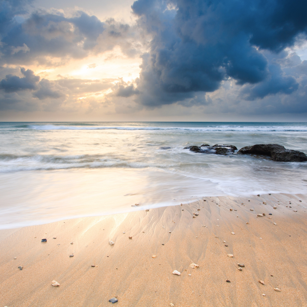 Черные облака над пляжем