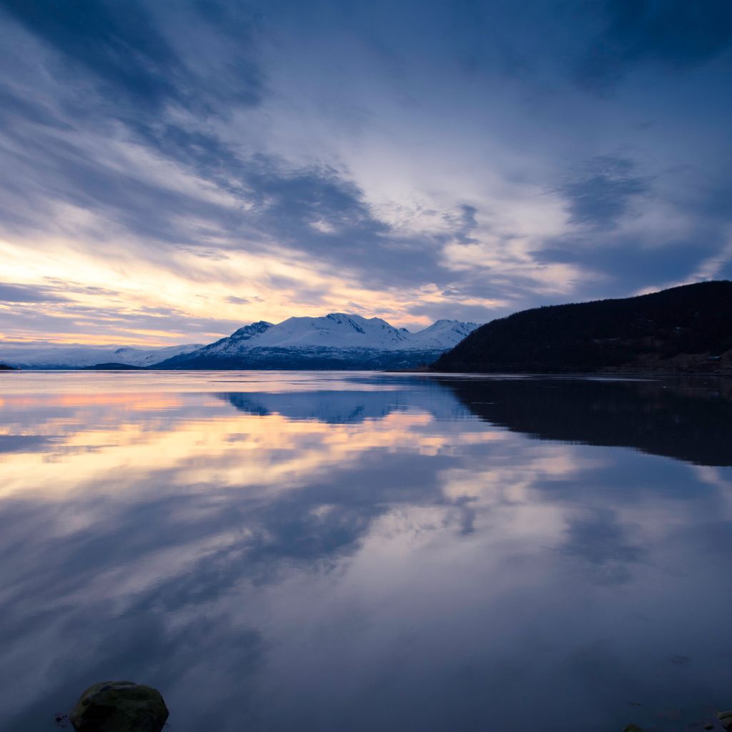 Облака отражаются в горном озере