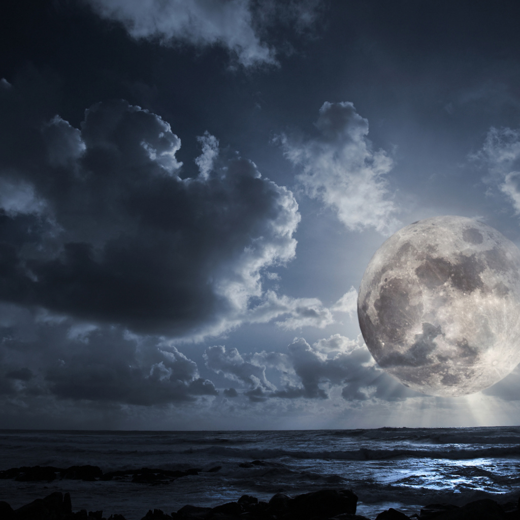 Огромная луна в облаках