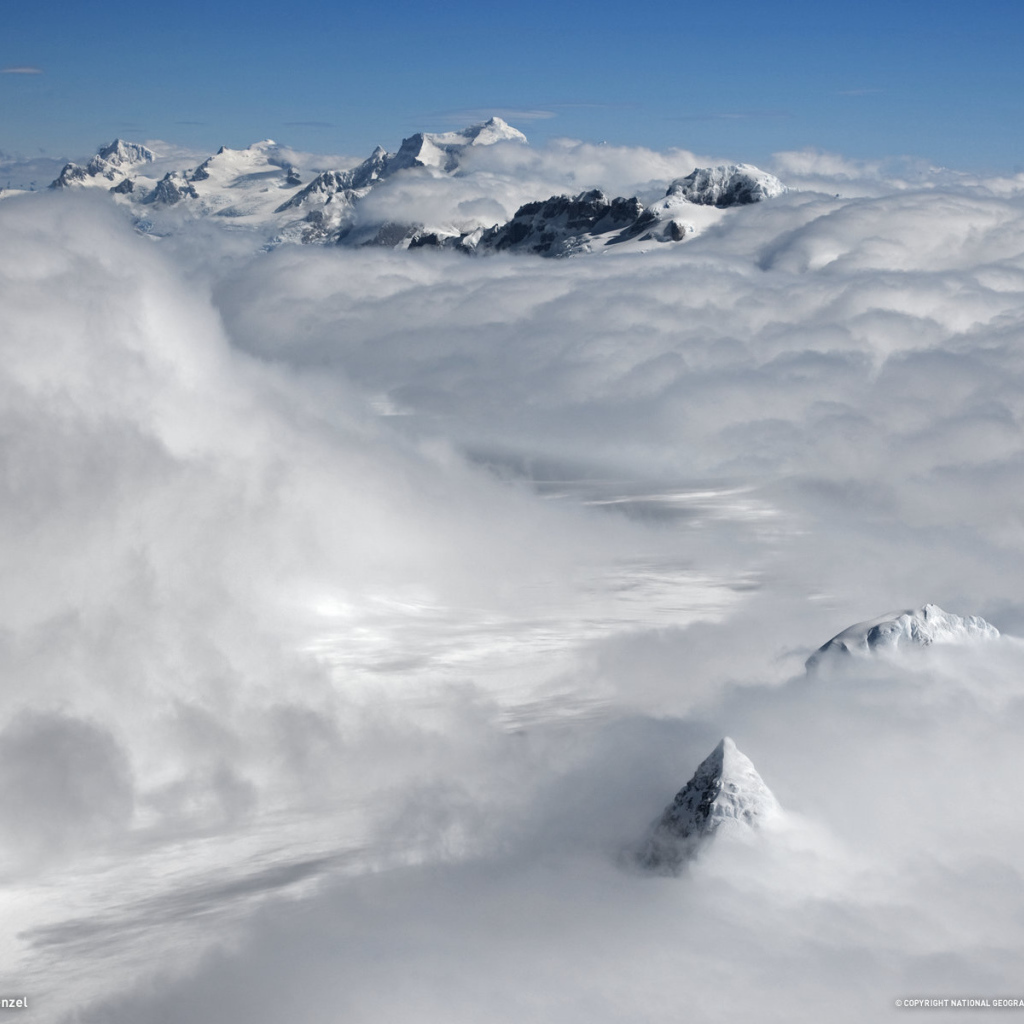 Вершины гор в облаках