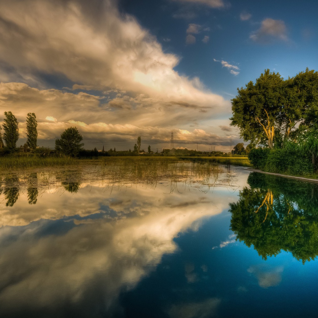 Отражение облаков в воде