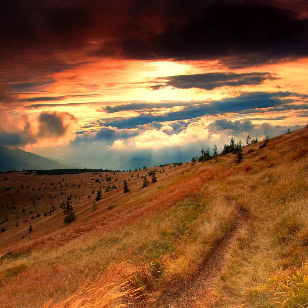 Тропинка вдоль горы