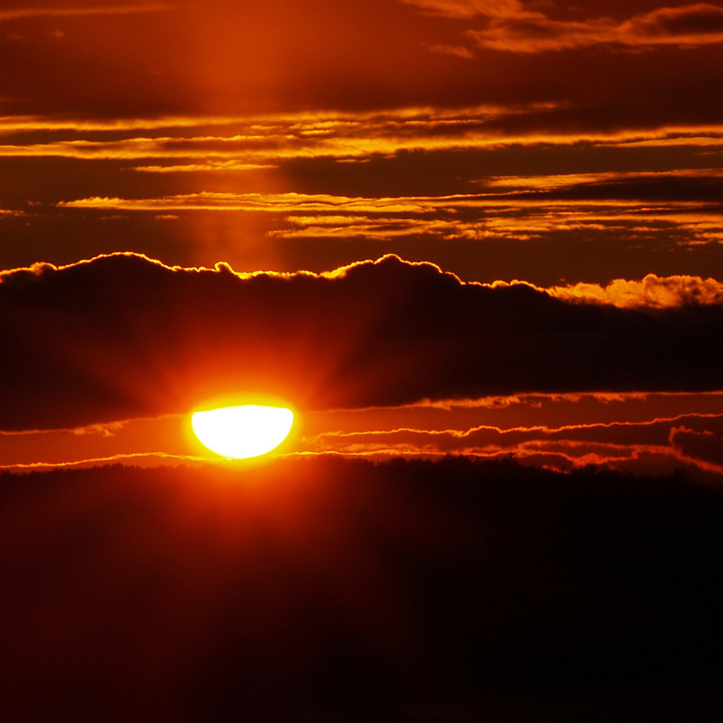 Солнце между облаками