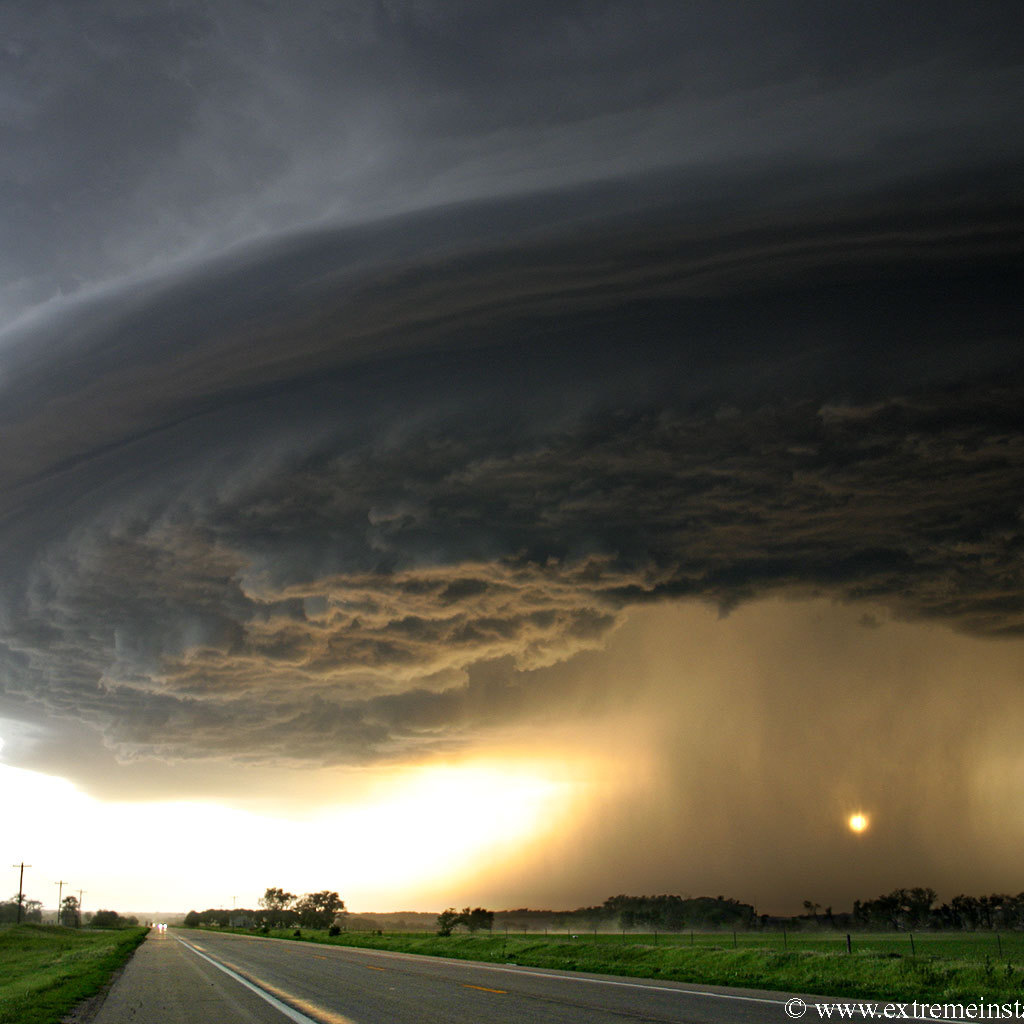 Торнадо у дороги
