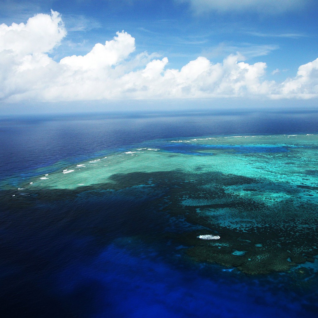 Белые облака над океаном