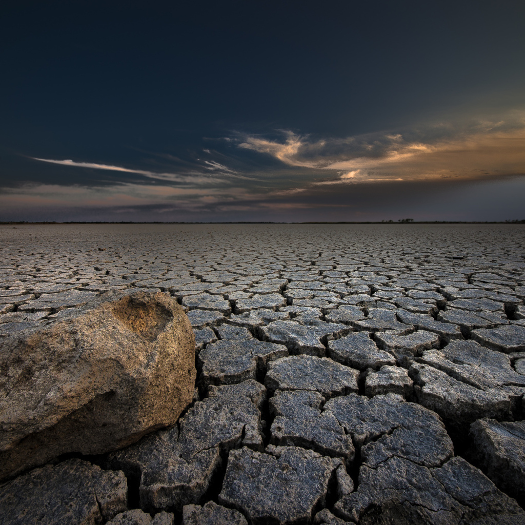 Потрескавшаяся земля в пустыне
