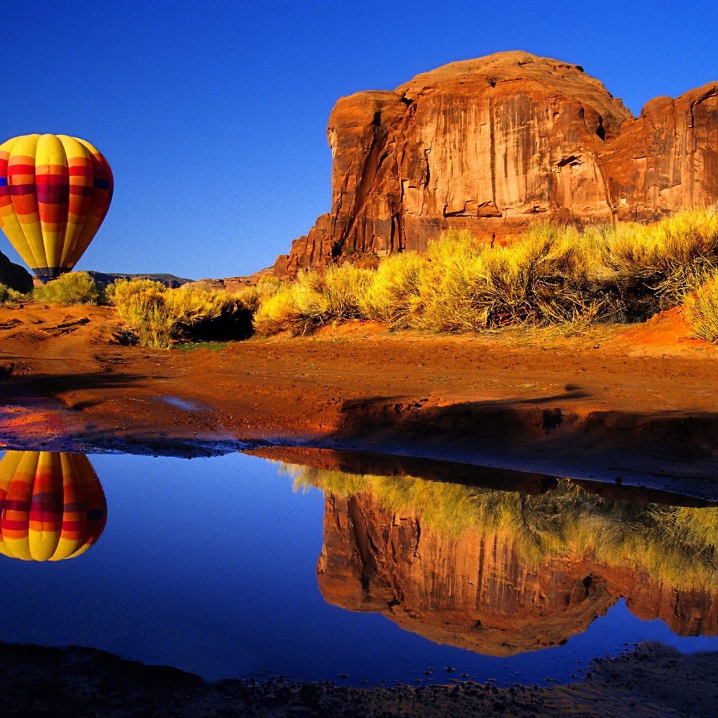 Лужа на дороге и воздушный шар
