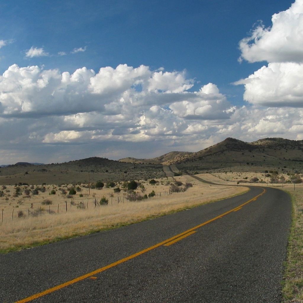 Дорога через поле в горы