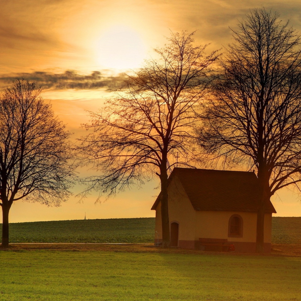 Одинокая часовня в поле