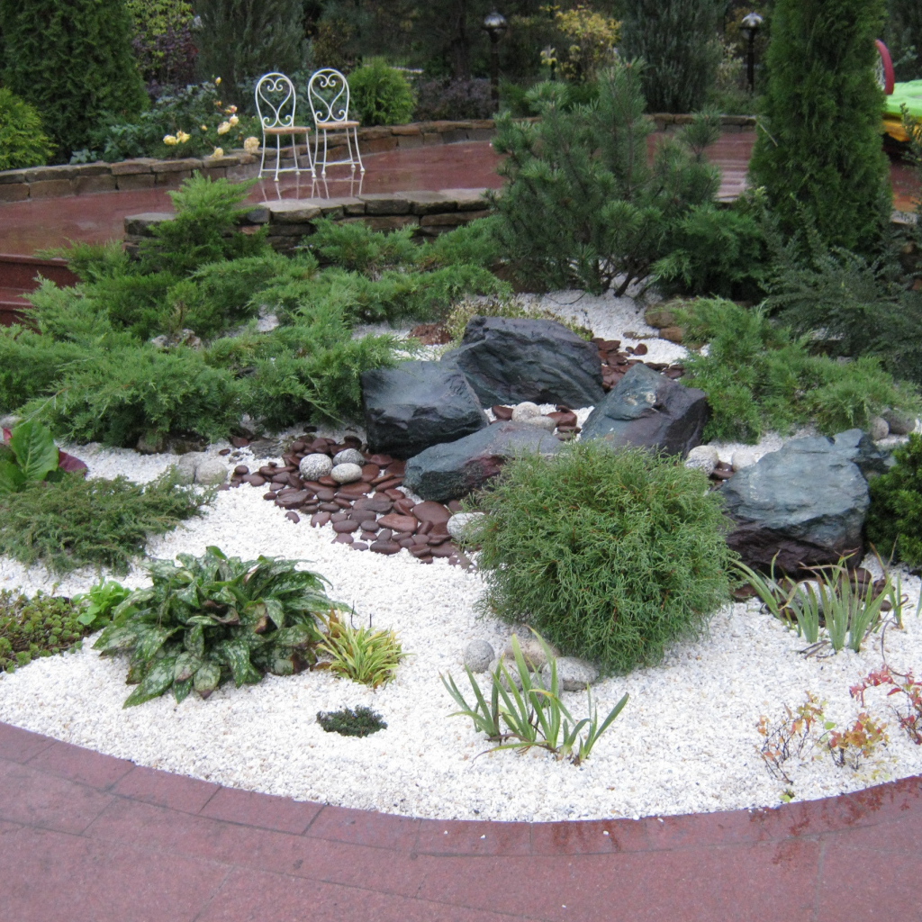 Красивая альпийская горка в нашем саду