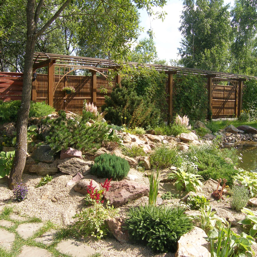 Красивая альпийская горка в саду