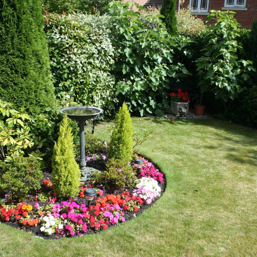 Красивая альпийская горка на газоне