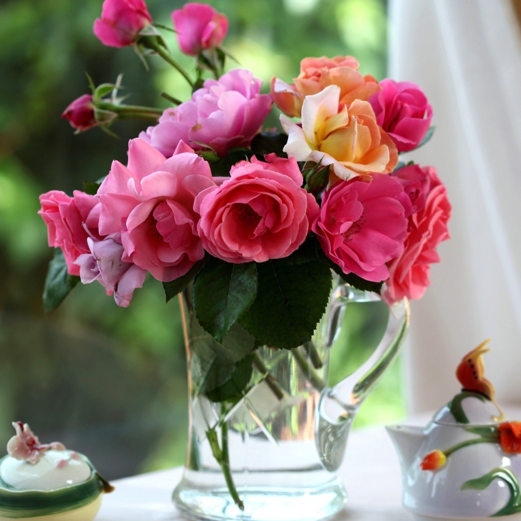 Букет роз в стеклянном кувшине