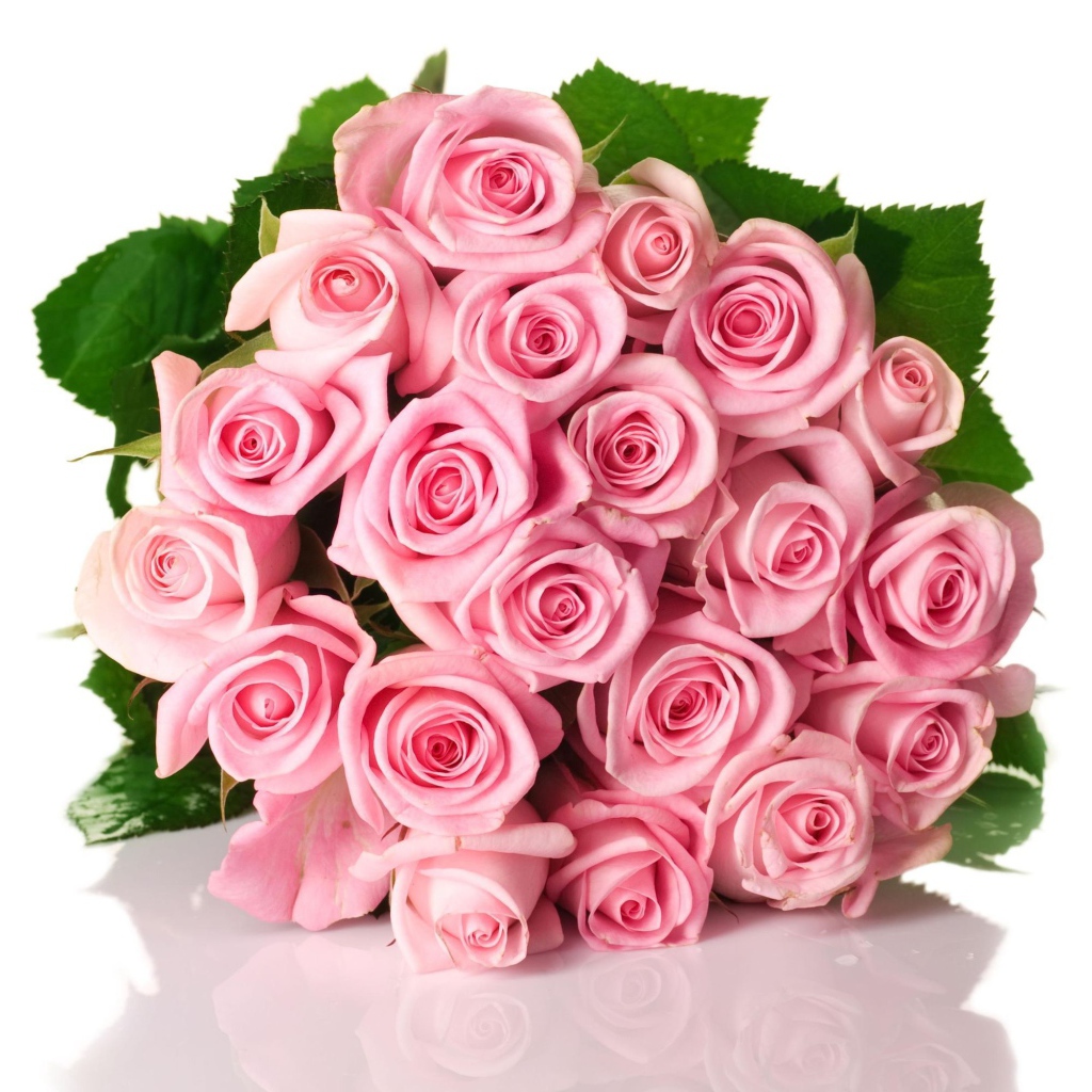 Букет роз на блестящей поверхности