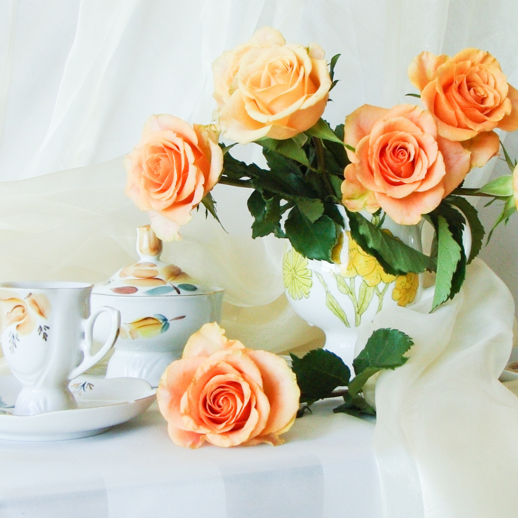 Букет роз на белом столе