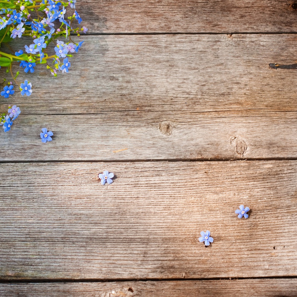 Букет на деревянном столе