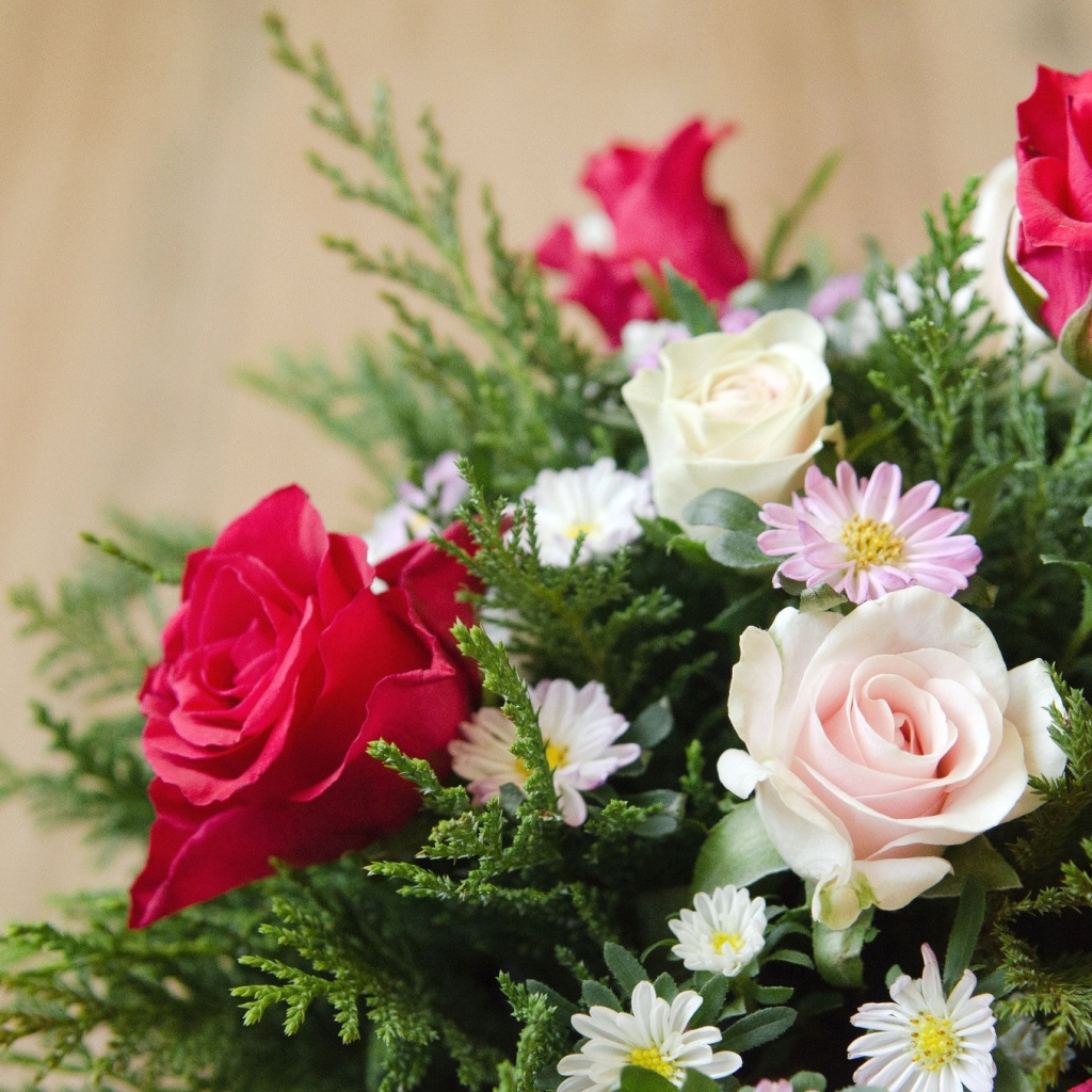 Цветы хризантема и роза