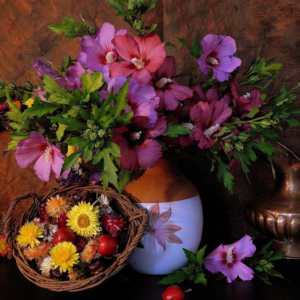 Цветы в кувшине и в корзине