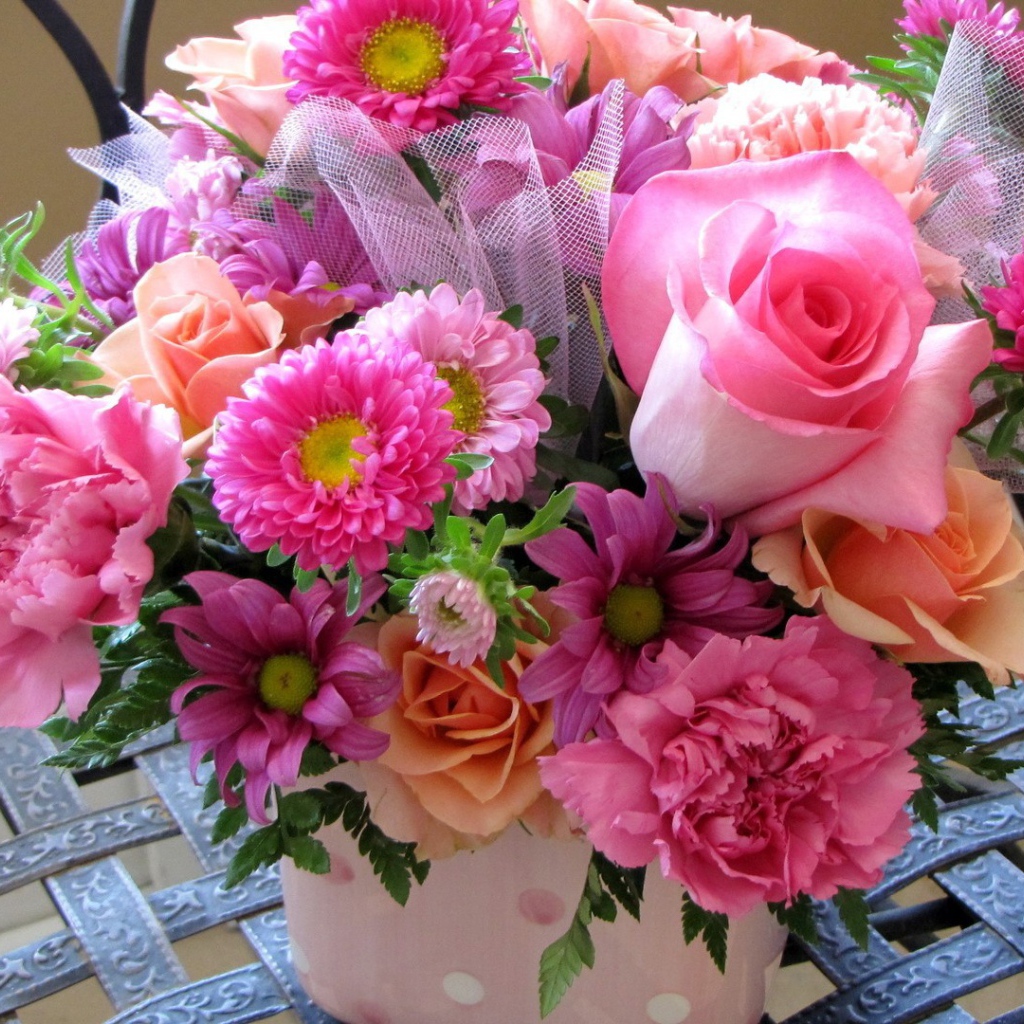 Цветы на кованном стуле