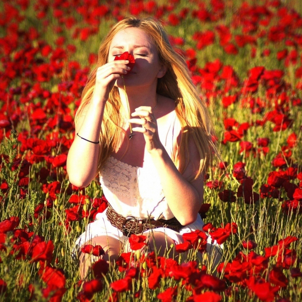 Девушка на маковом поле