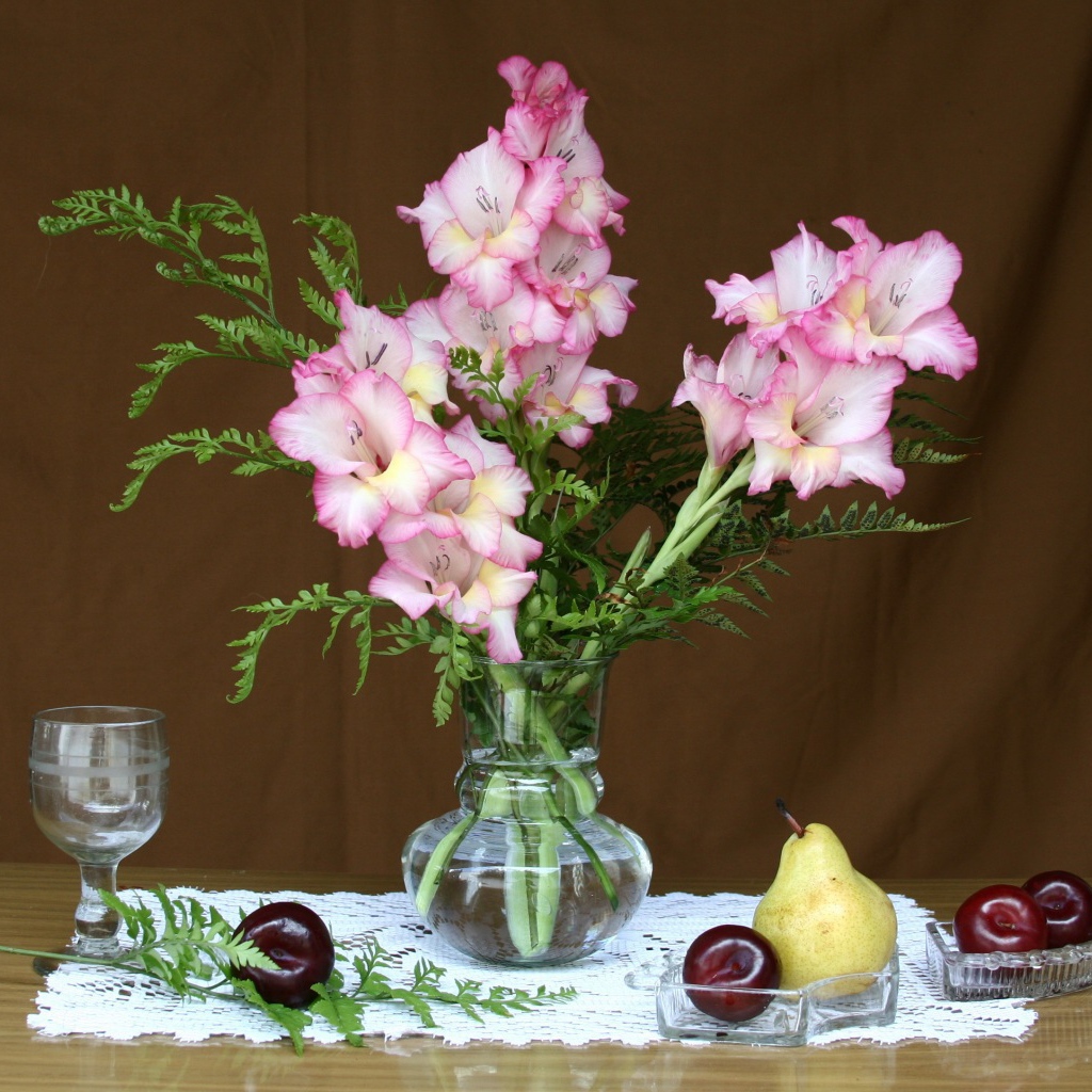 Натюрморт с букетом гладиолусов