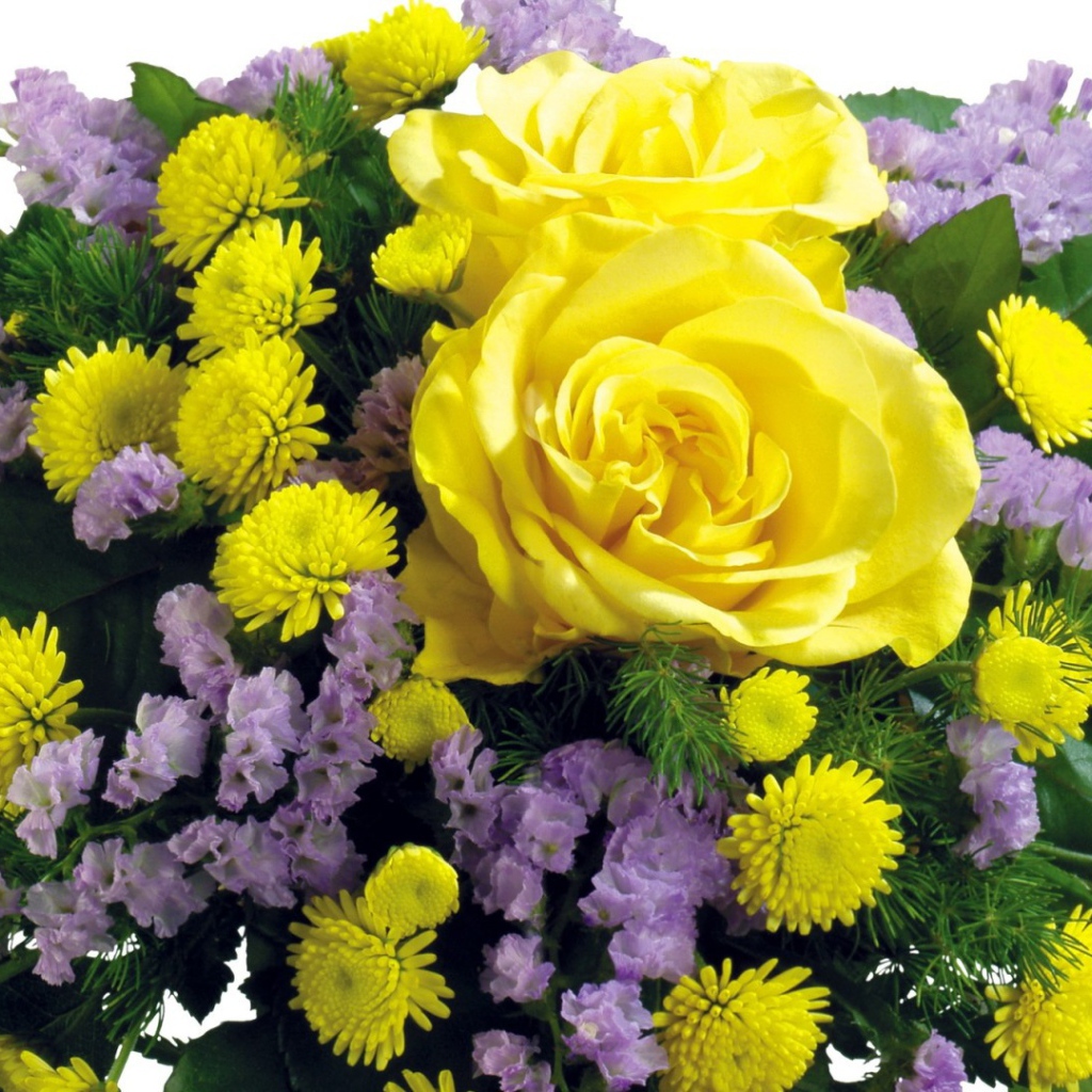 Жёлтые розы в букете с другими цветами