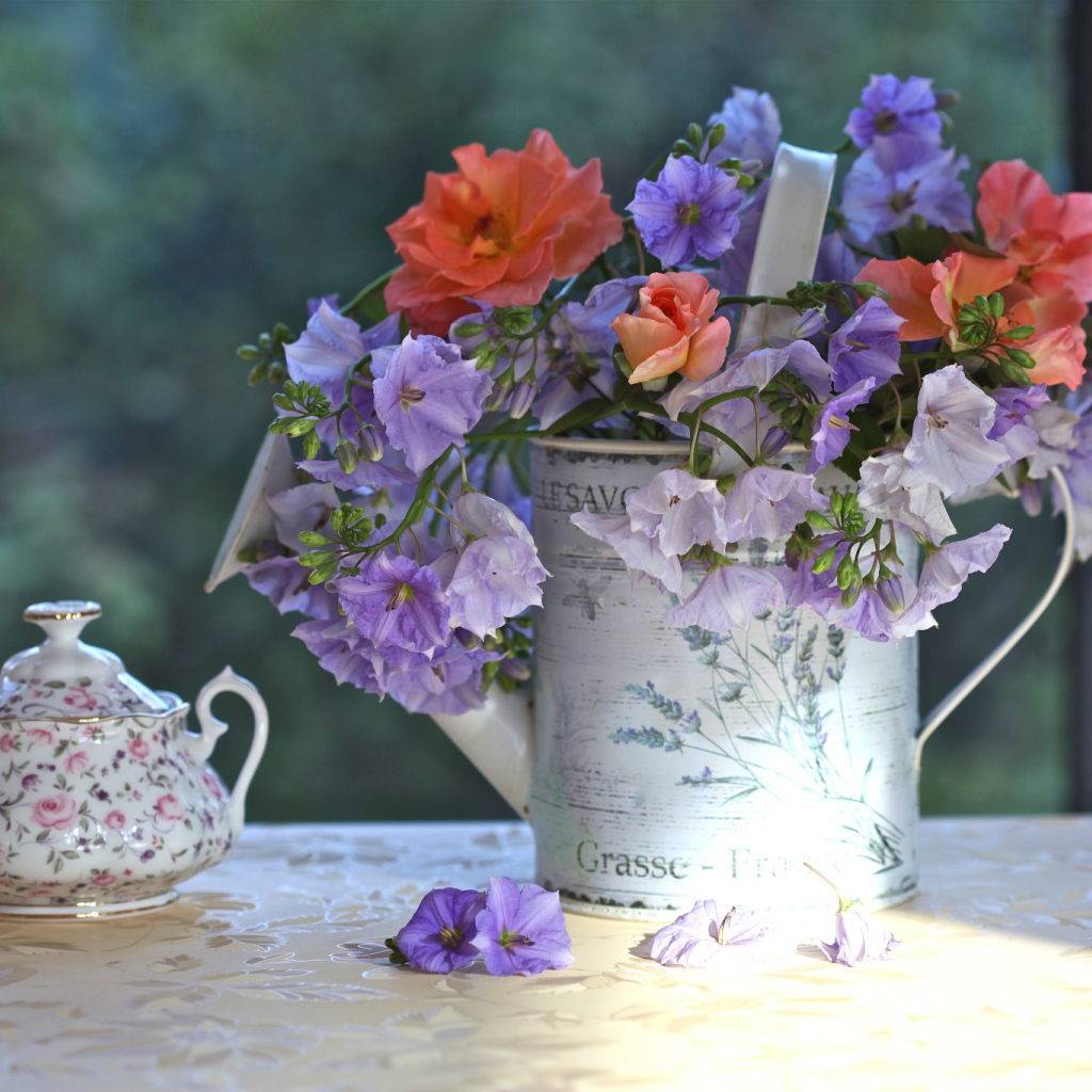 Букет цветов и сахарница