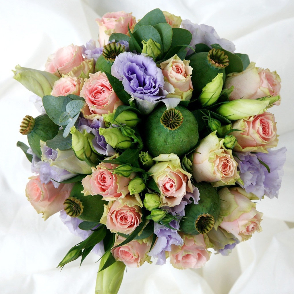 Композиция из роз и мака