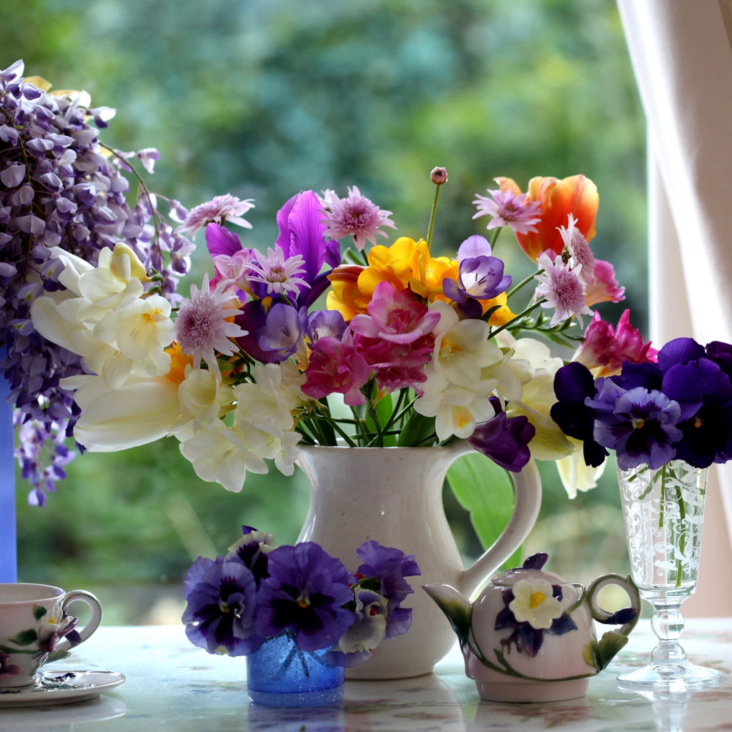 Чайник, чашка и цветы