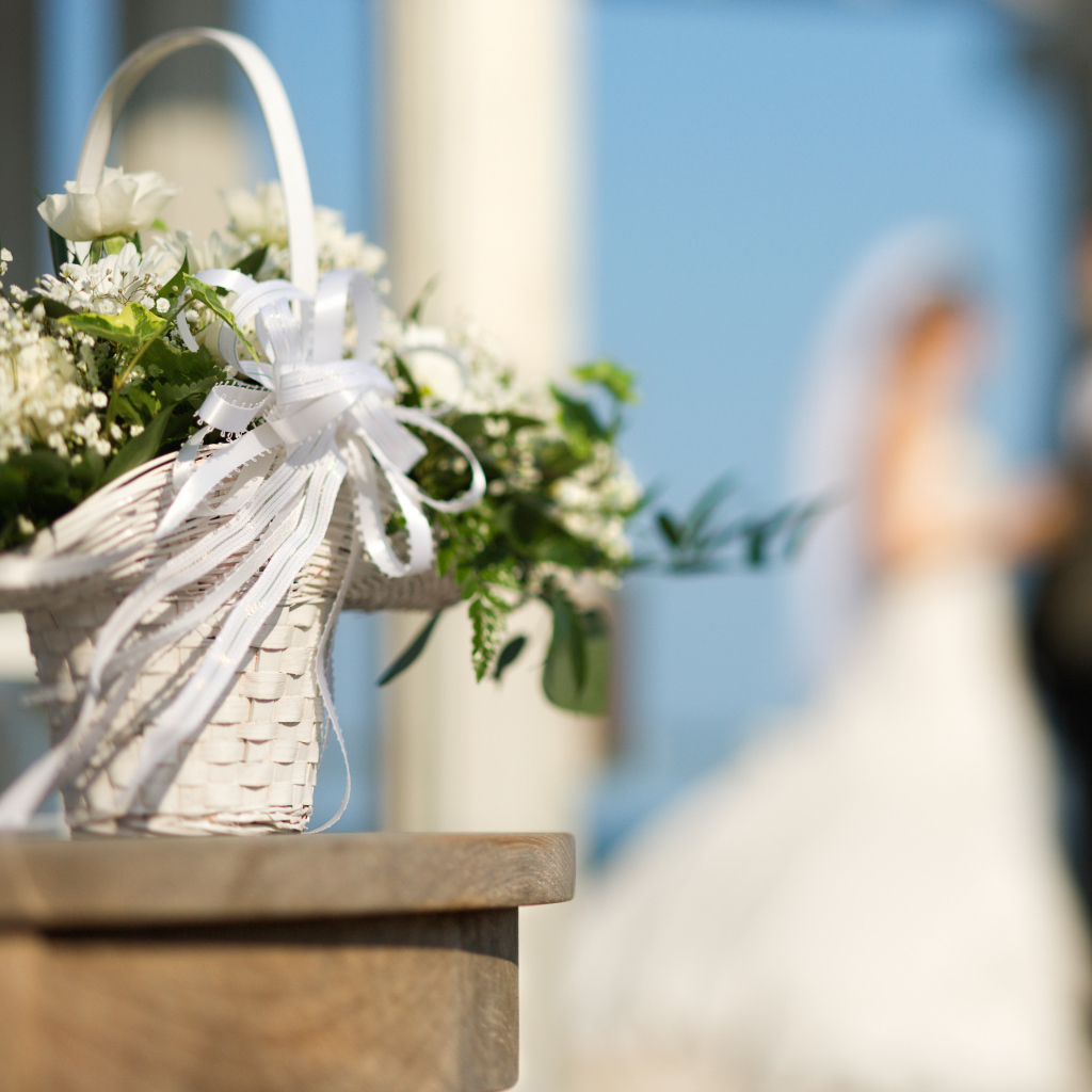 Свадебный букет в белой корзине