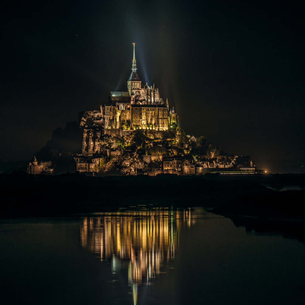 Замок на острове