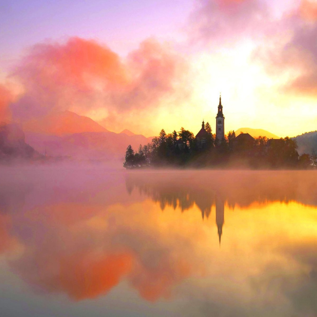 Остров на озере в тумане