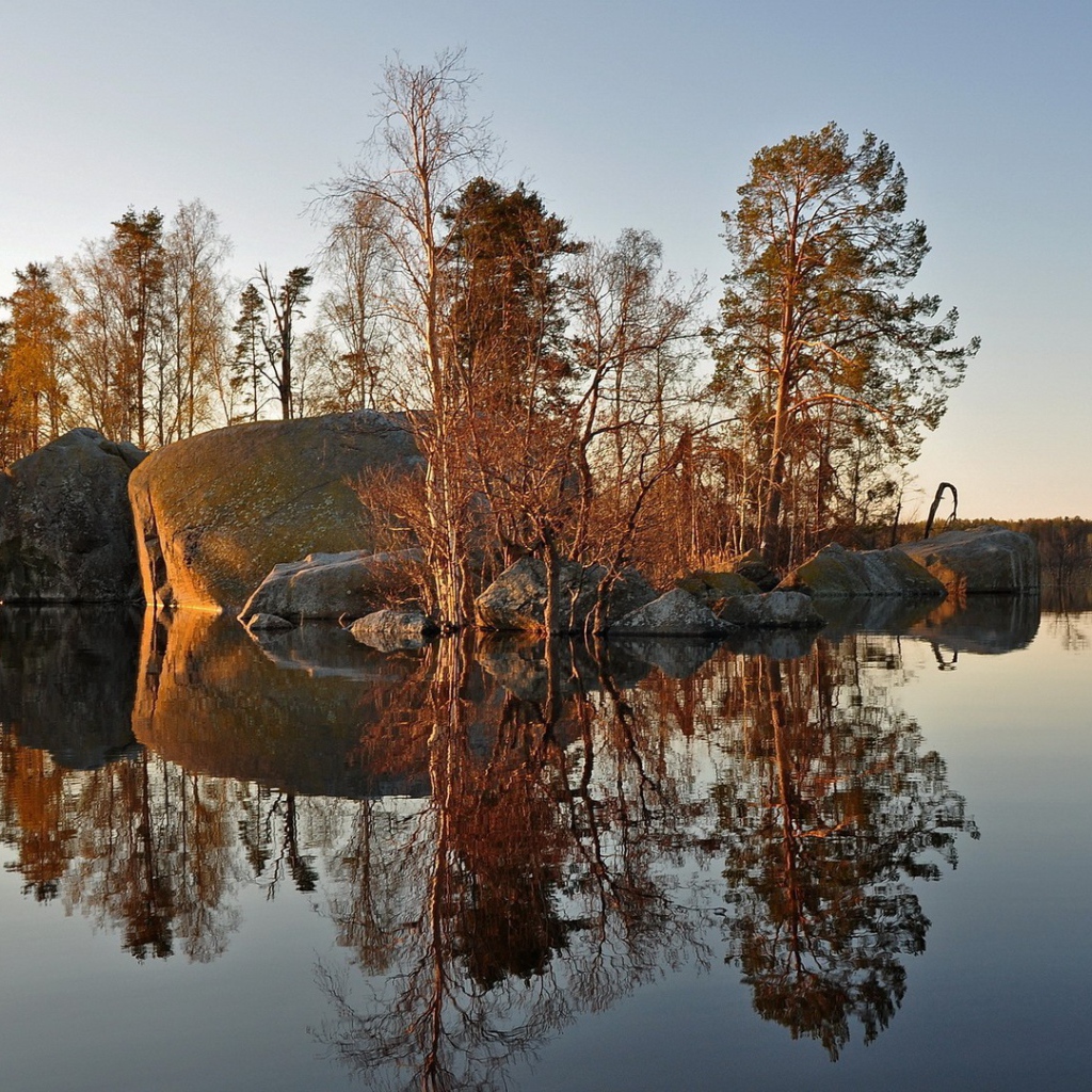 Каменный остров на озере