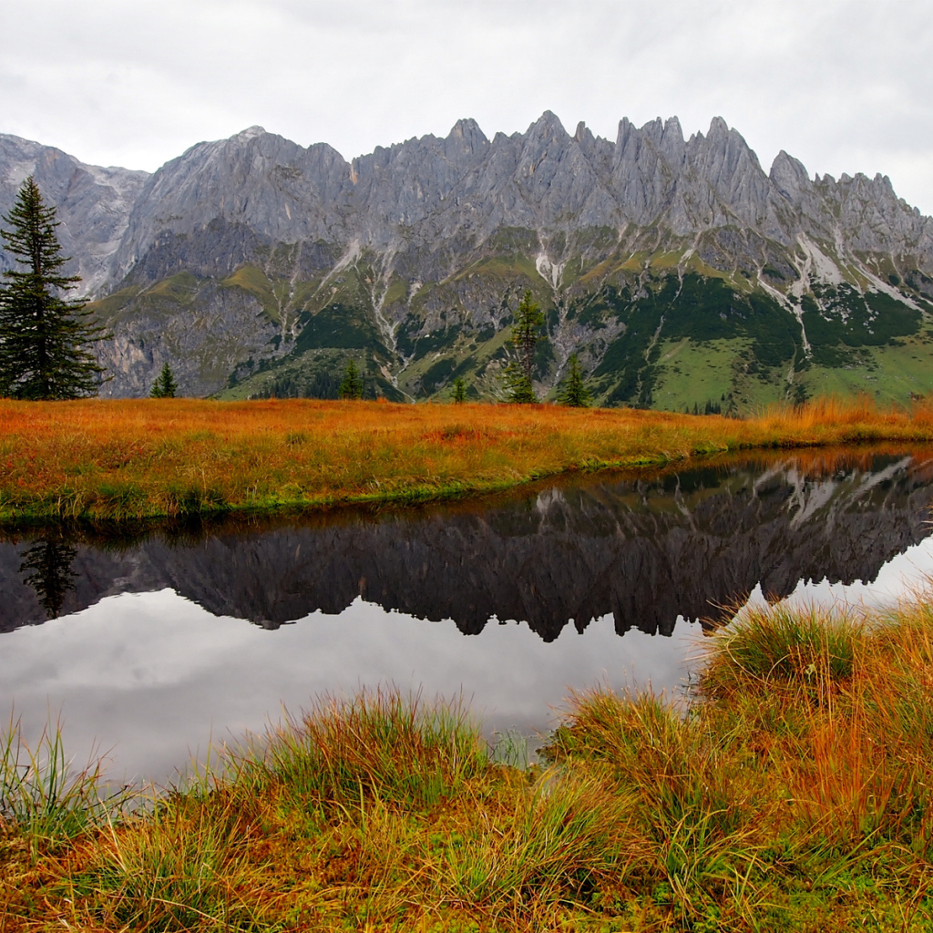 Маленькое озеро у подножия гор