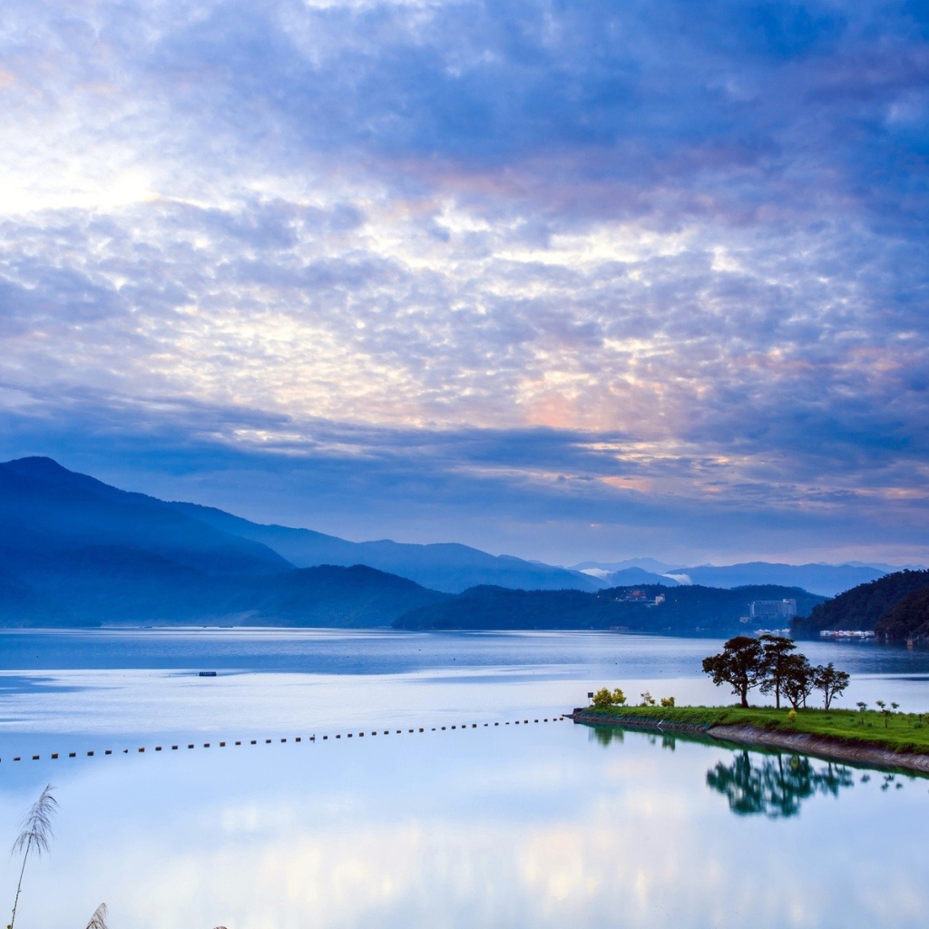 Голубые горы вдали