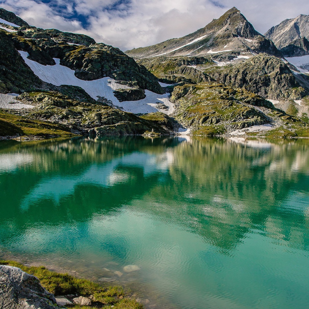 Зеленая вода горного озера