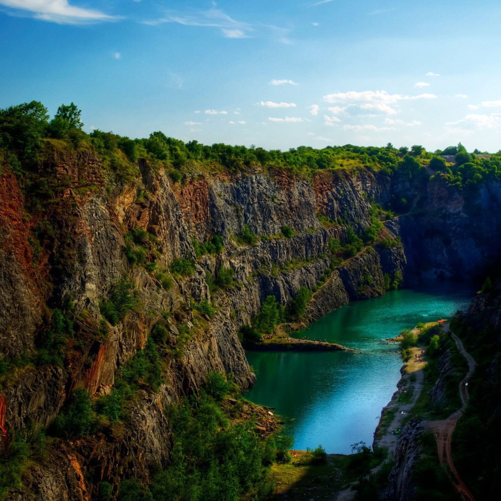 Озеро в каньоне