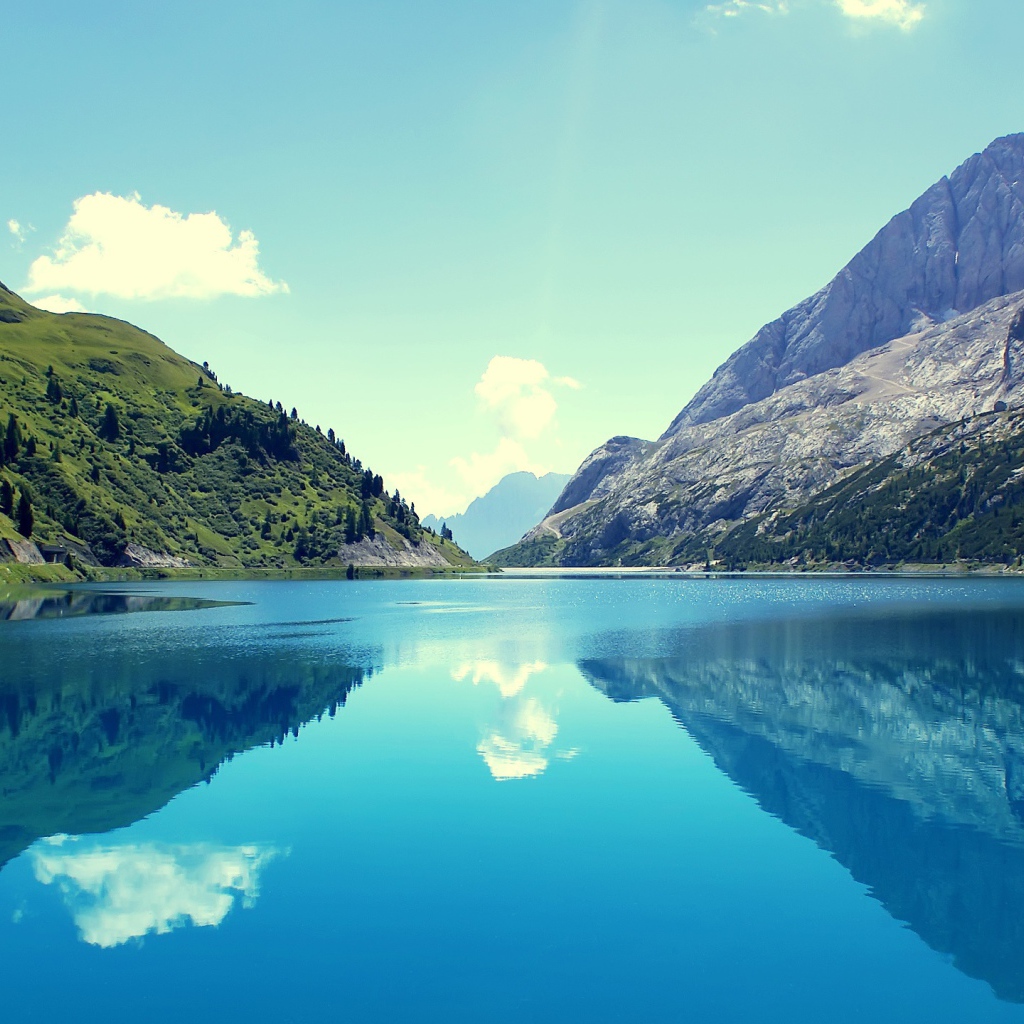 Отражение в горном озере