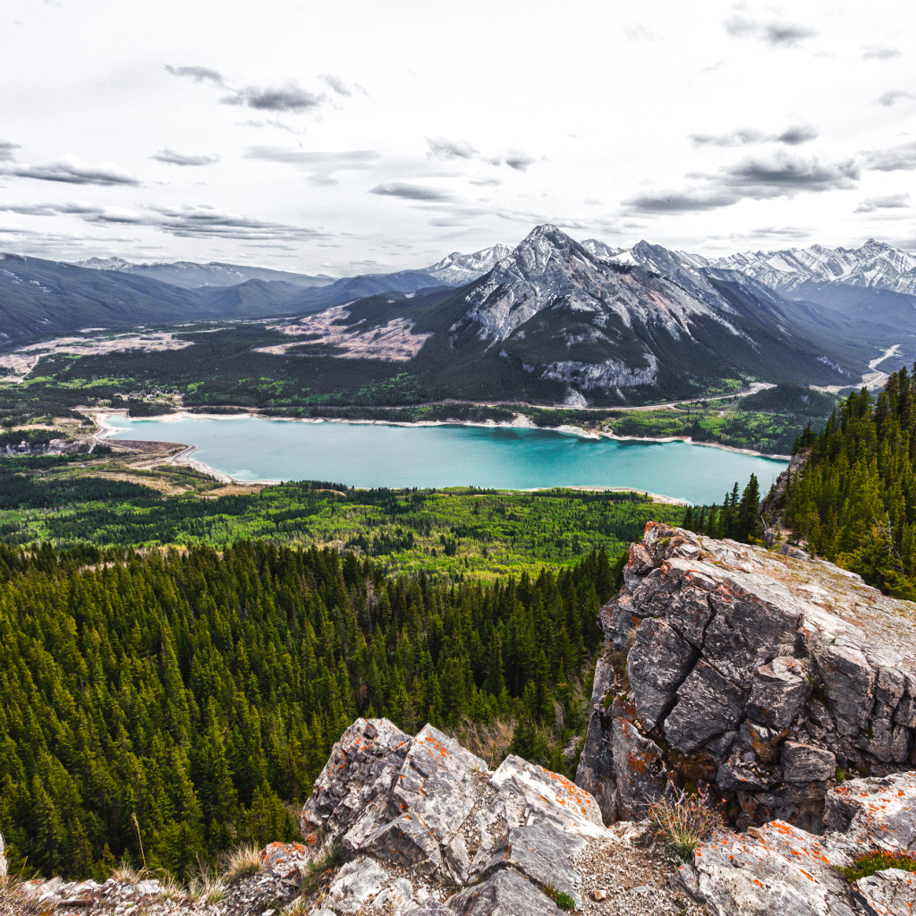 Горное озеро с высоты