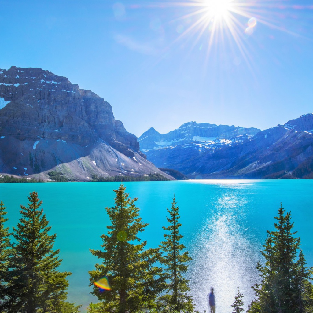 Горное озеро в лучах солнца