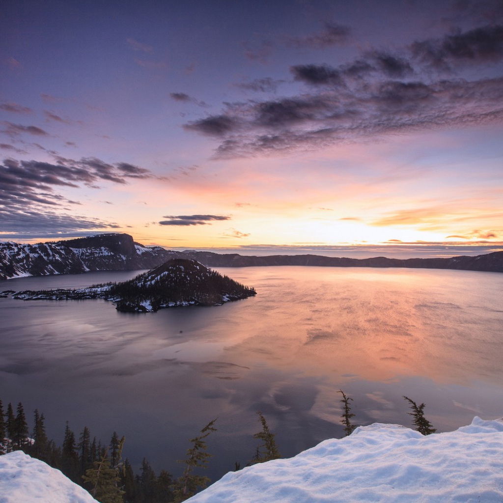 Горное озеро с островом