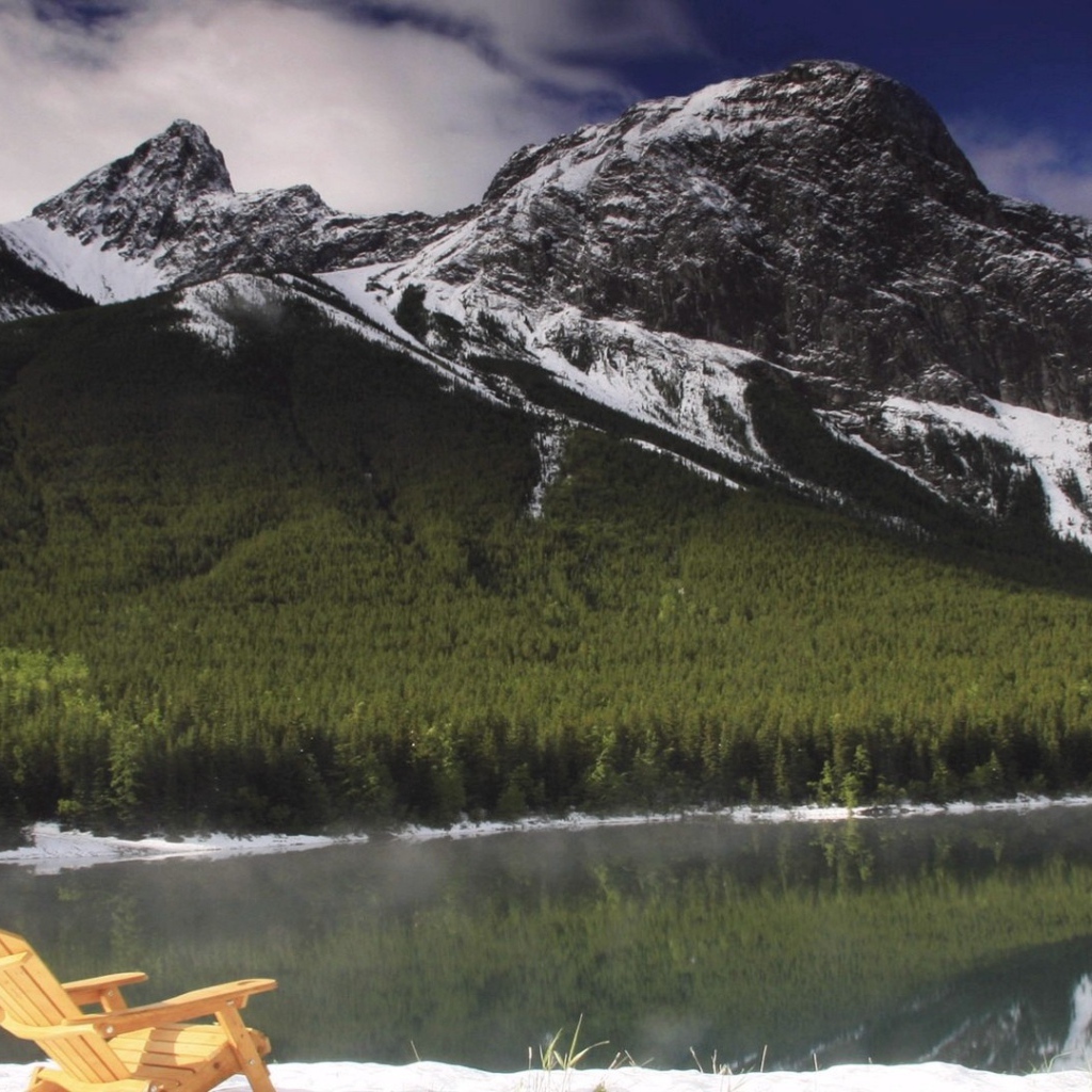 Горный пейзаж со стулом