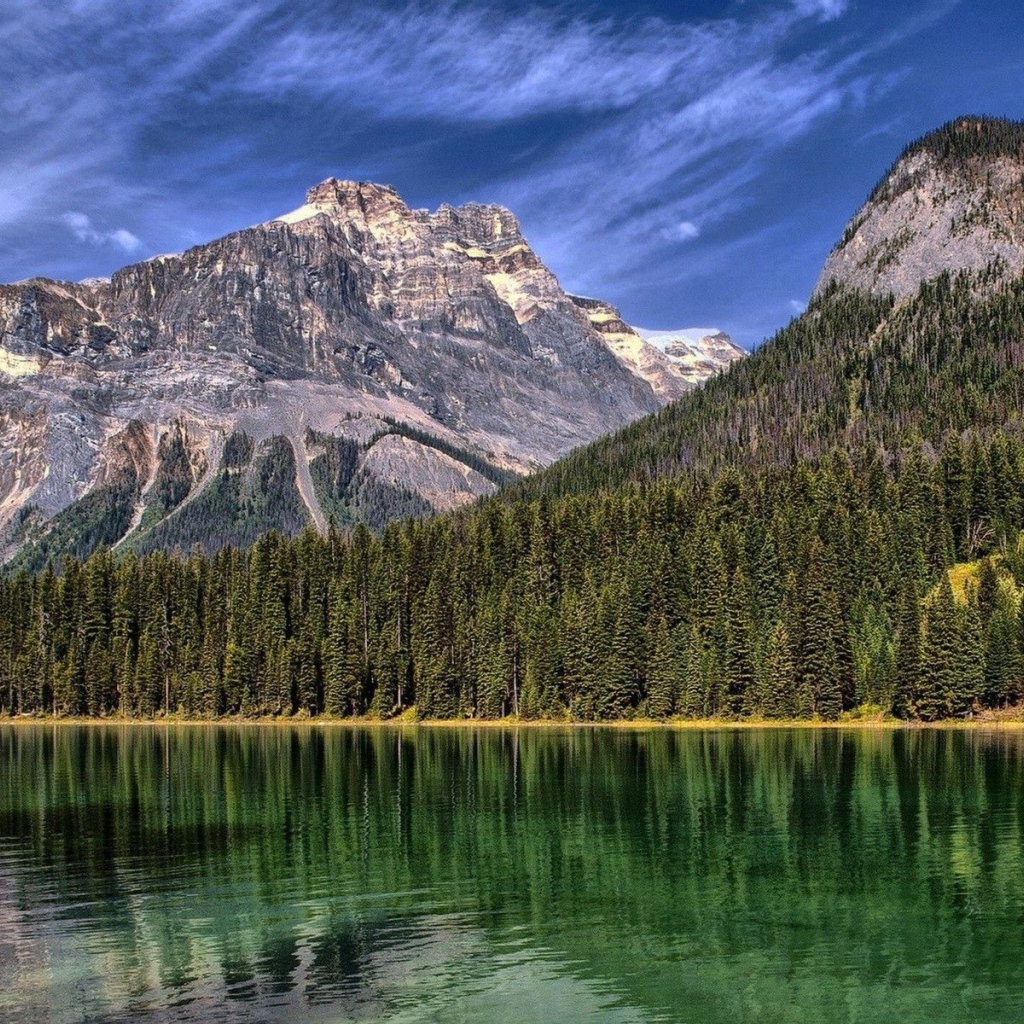 Горный пейзаж с озером