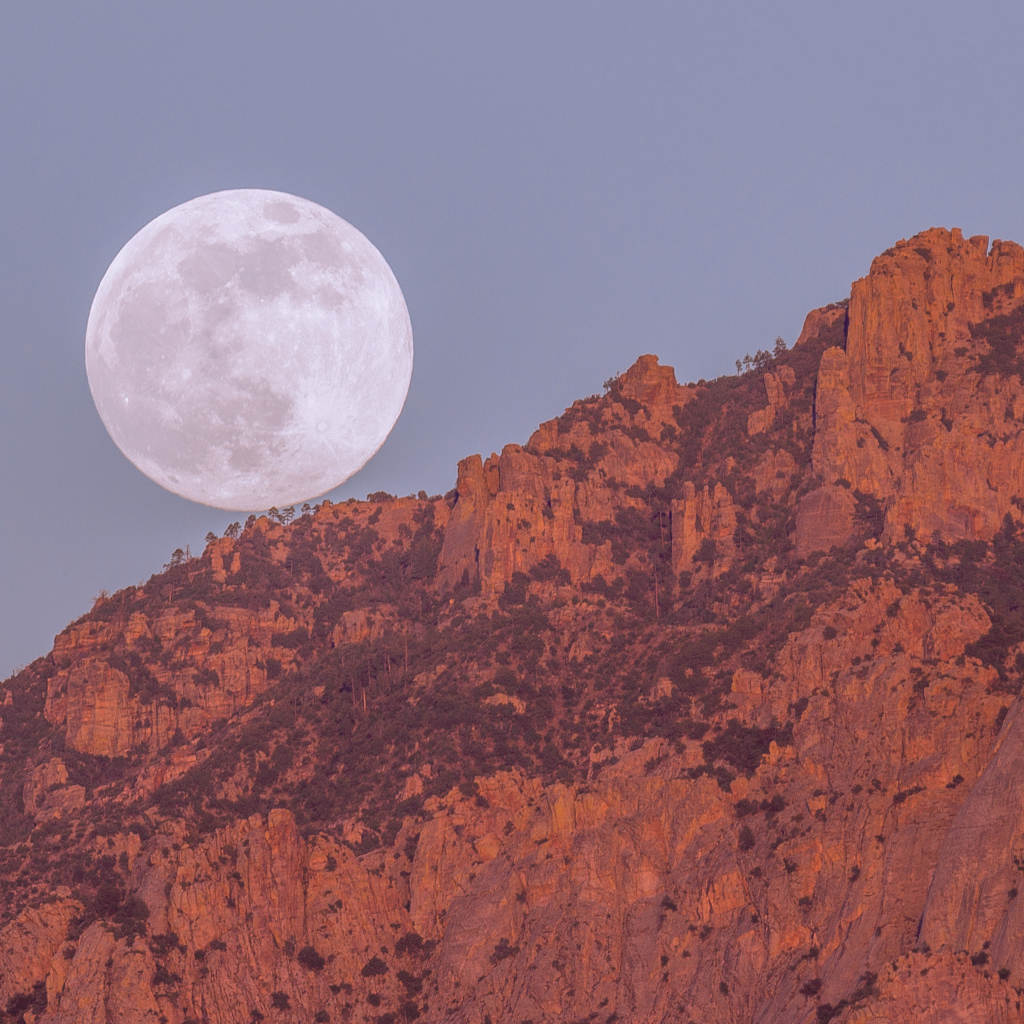 Горы и луна