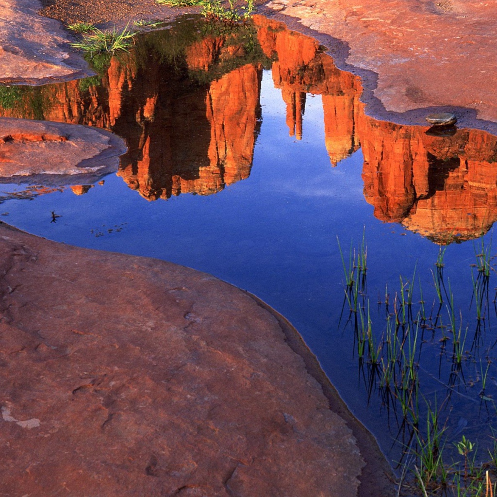 Горы отражаются в воде