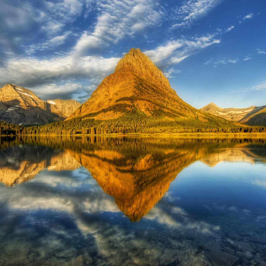 Горы освещенные солнцем и озеро