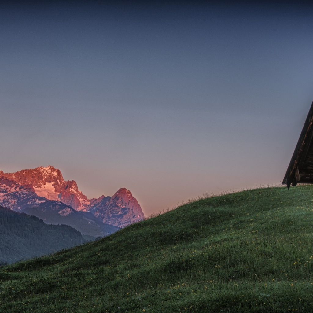 Старый деревянный дом в горах