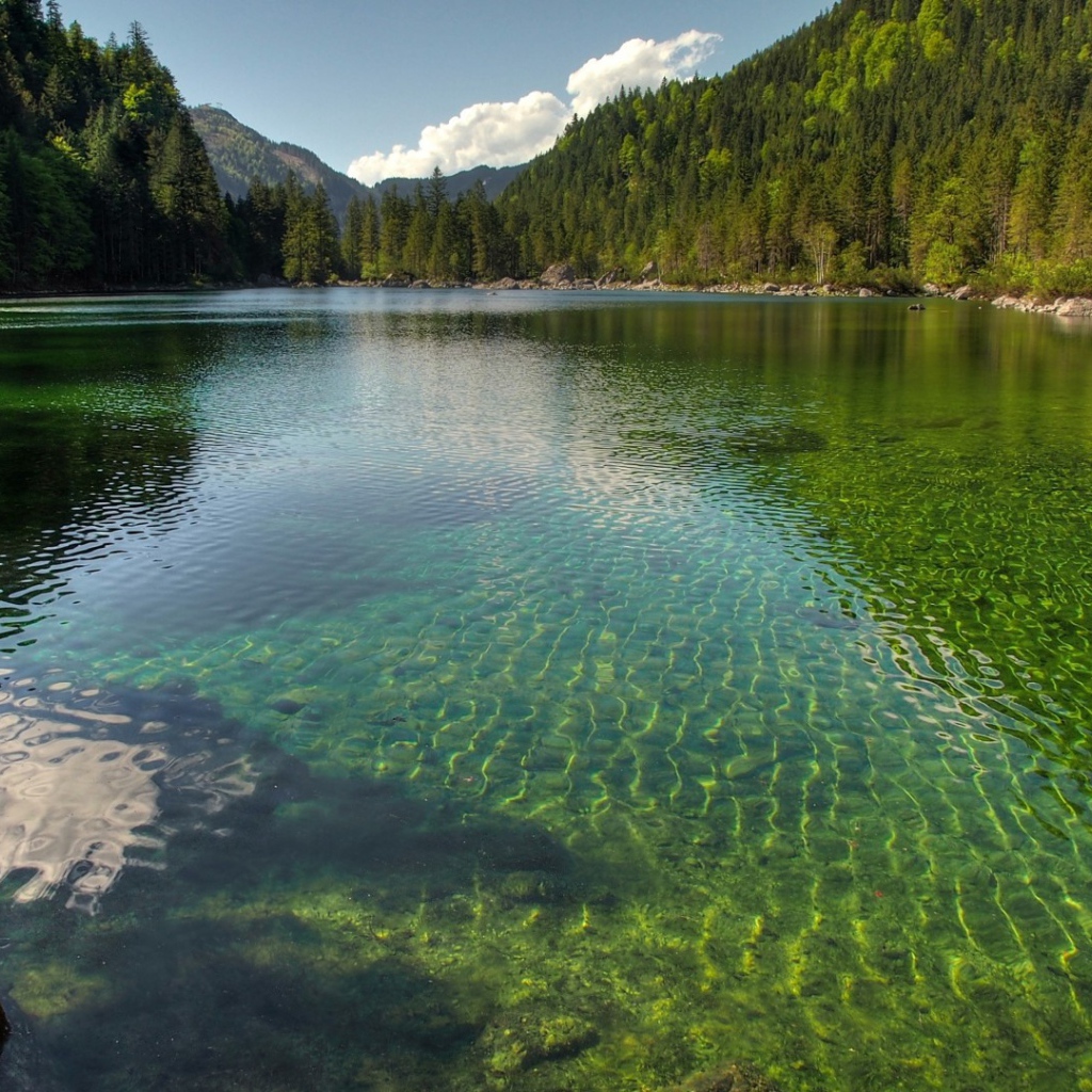 Тихое озеро среди гор