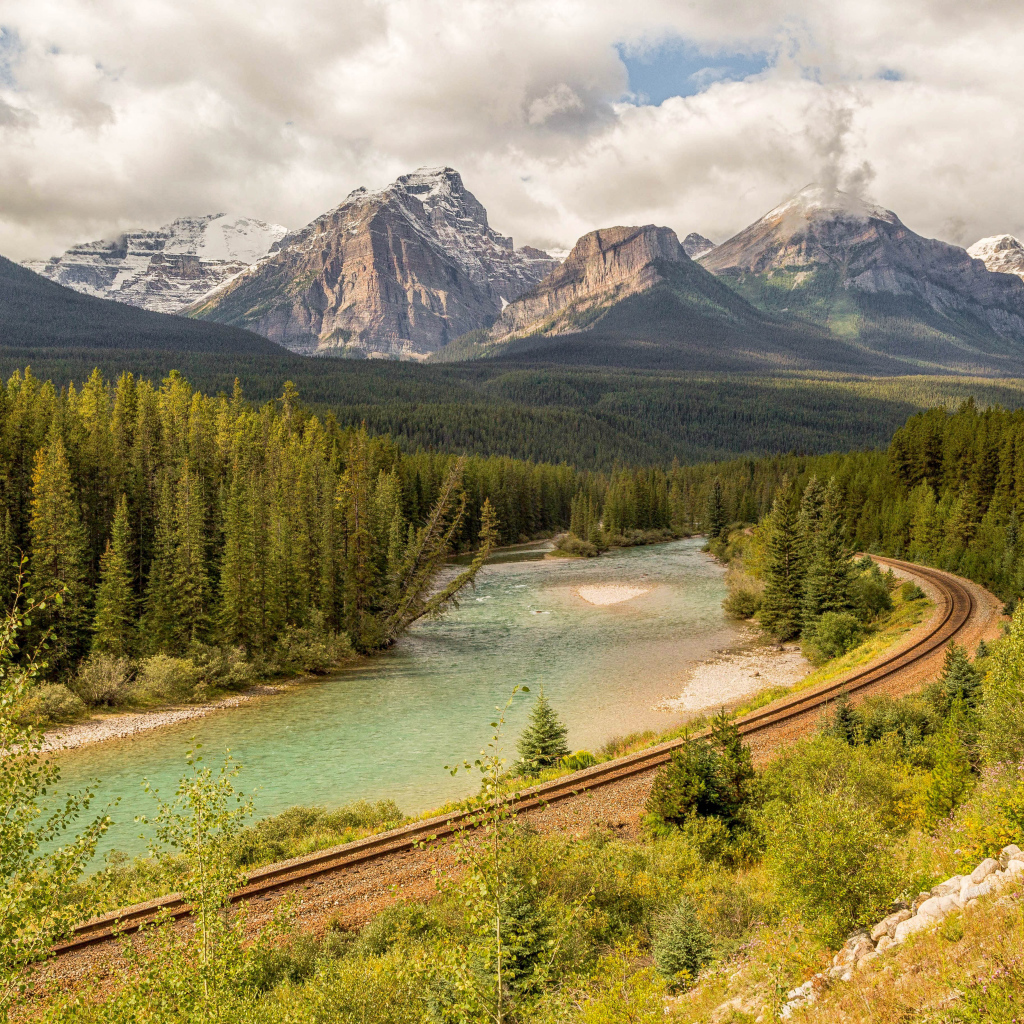 Железная дорога у гор