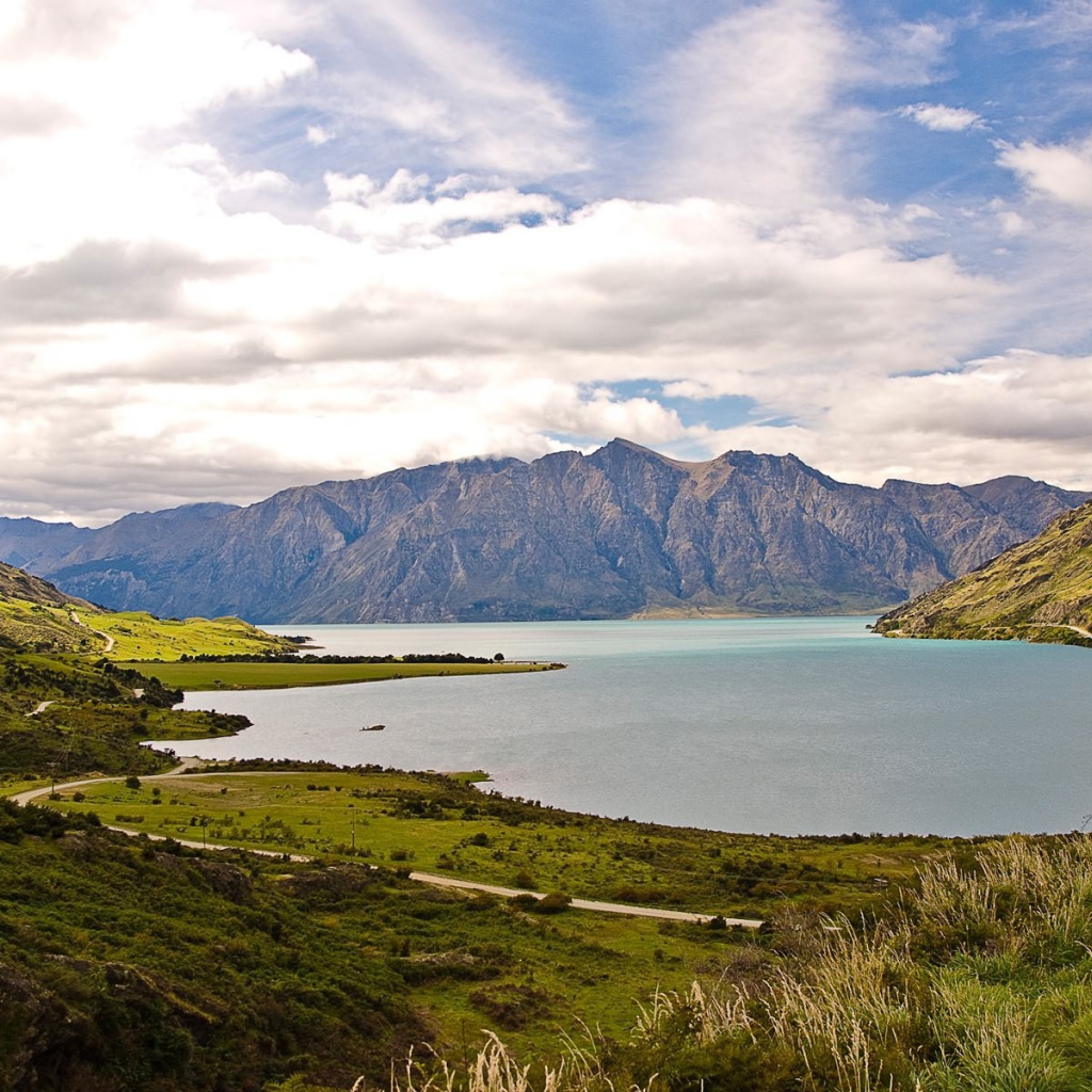 Дорога по берегу залива